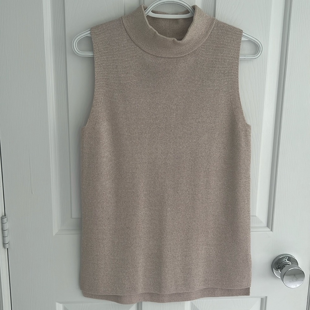 Banana Republic. Sleeveless top. Size medium.